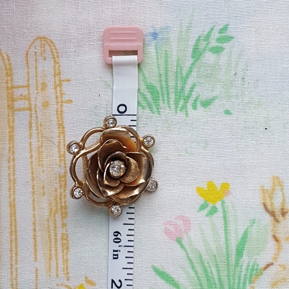🌙Goldtone Flower Clear Crystal Brooch - Picture 5 of 9